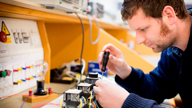 diferencia entre un electricista y un técnico electricista