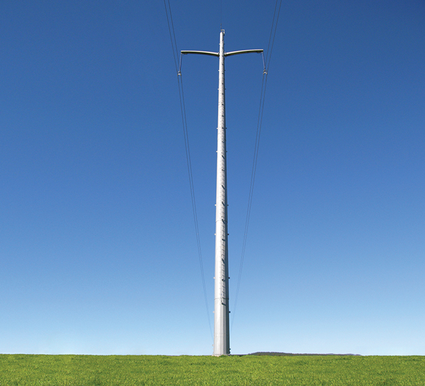 Poste / Postes altos de cables eléctricos - de energía simétricos en medio  de un paisaje de montaña